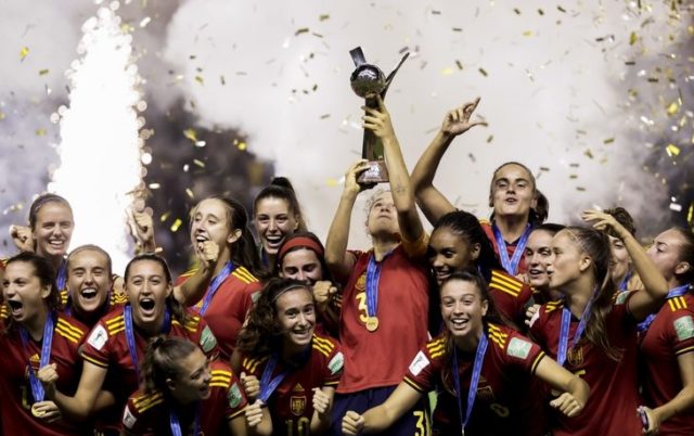 España - Japón Las jugadoras españolas celebran tras ganar el título de forma invicta.