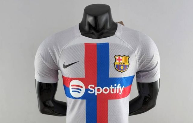Pole El Barcelona irá alternando esa nueva camiseta con la segunda equipación.