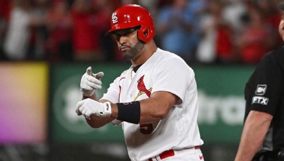 Albert Pujols alcanzó su histórica carrera impulsada en el octavo inning.