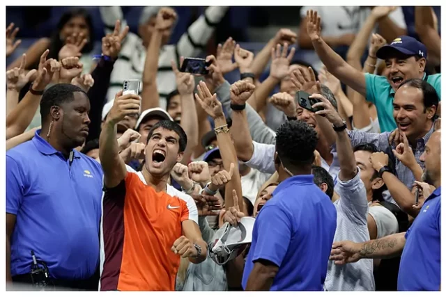 Alcazmania Alcaraz se hace un 'selfie' con el público al final de un partido.