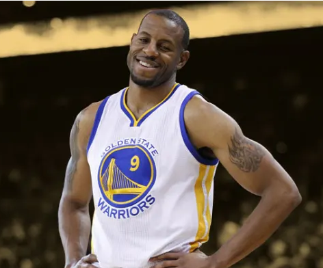 Andre Los Warriors anunciaron que retirarían el número 9 de Iguodala.