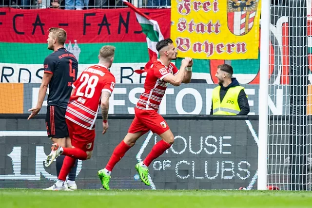 Augburgo Berisha celebra el gol de la victoria del Augsburgo.