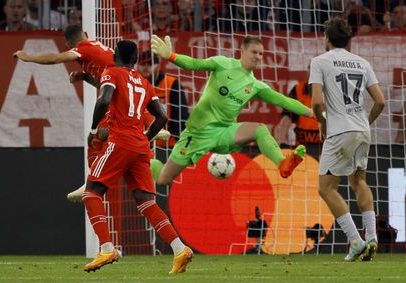 Bayern Lucas Hernández se anticipó a ter Stegen y anotó de cabeza.