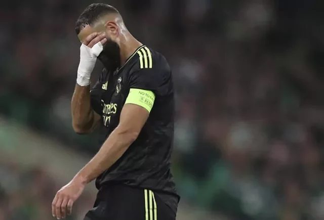 Benz Karim Benzema retirándose lesionado en la rodilla.
