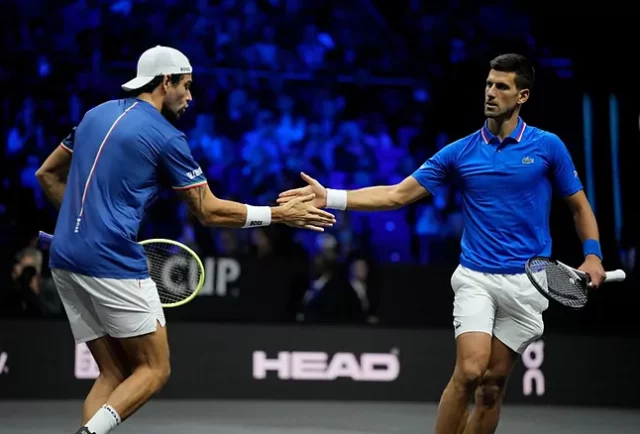 DJO Berettini y Djokovic se saludan en el encuentro de dobles.