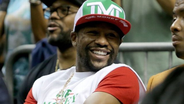 Floyd Mayweather está recibiendo alrededor de $200 millones.
