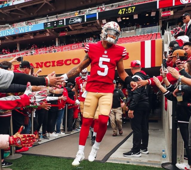 Lance El quarterback titular de los 49ers, Trey Lance antes de lesionarse.