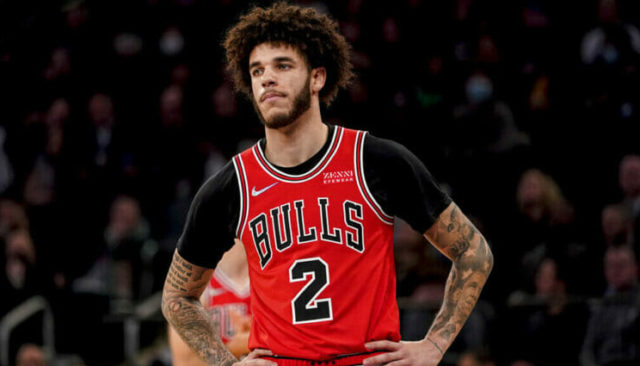 Lonzo Lonzo Ball de los Bulls fue operado de la rodilla izquierda.