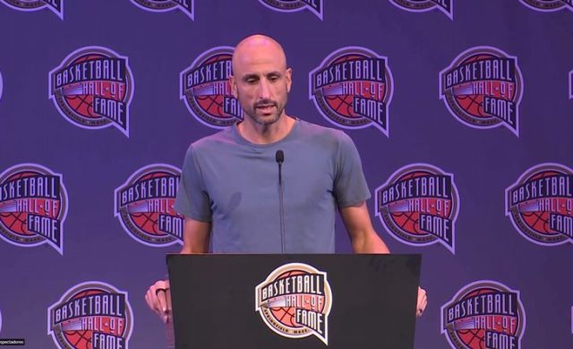 Manu Ginóbili habla durante conferencia antes de la ceremonia del Salón de la Fama.