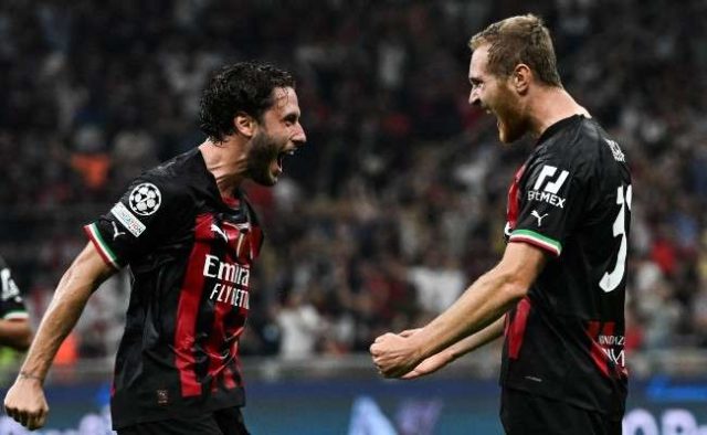 Milan Los rossoneris celebran uno de los goles en el triunfo en casa.