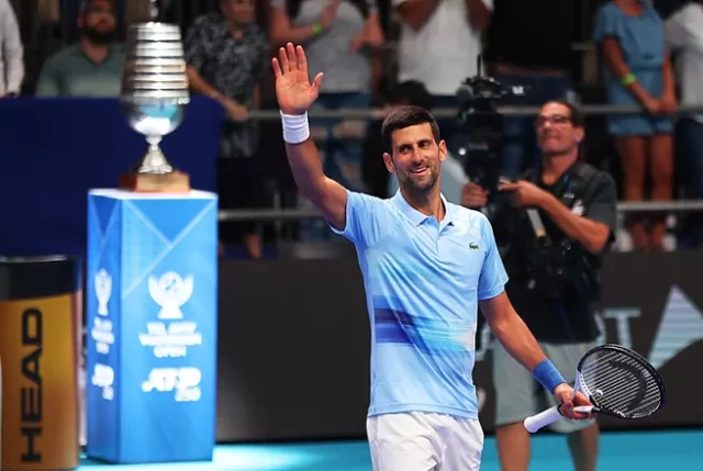 Novak Novak Djokovic saludas tras ser ovacionado en Tel Aviv.
