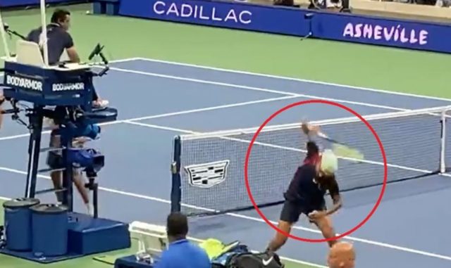 Raquetazos Brote de "locura", Kyrgios la coge con sus raquetas tras perder. Captura de TV