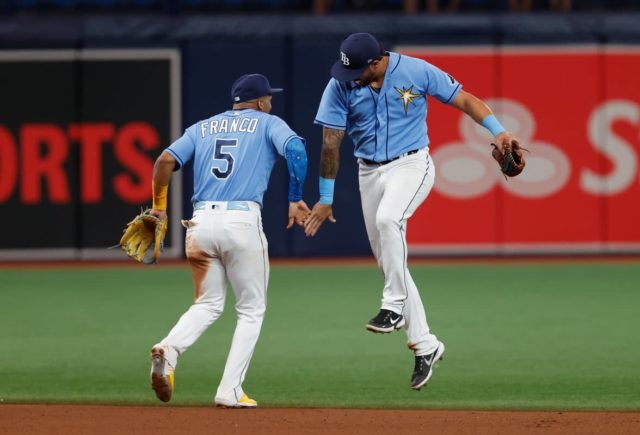 David Peralta (derecha) y Wander Franco celebran triunfo de los Rays.