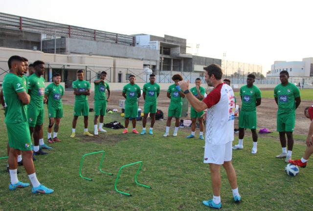 Sele Christiansen habla con los jugadores en primer entrenamiento en Baréin.