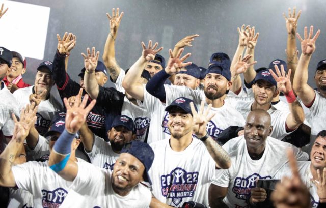 Sultanes Roberto Kelly con los Sultanes de Monterrey celebran el campeonato en México.