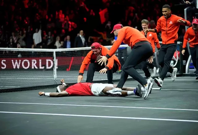 Tiafoe Hasta McEnroe corrió hacia su compatriota para celebrar la victoria.
