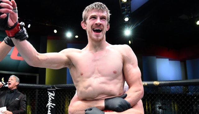 Allex Arnold Allen extendió su racha ganadora a 10 peleas.