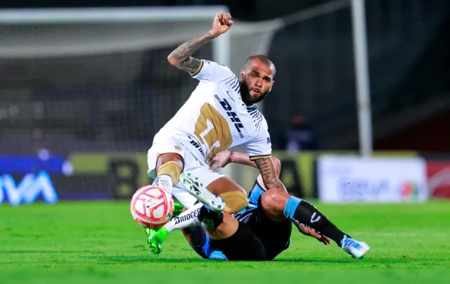 Alves Dani Alves, ex del FC Barcelona es actual jugador de Pumas.