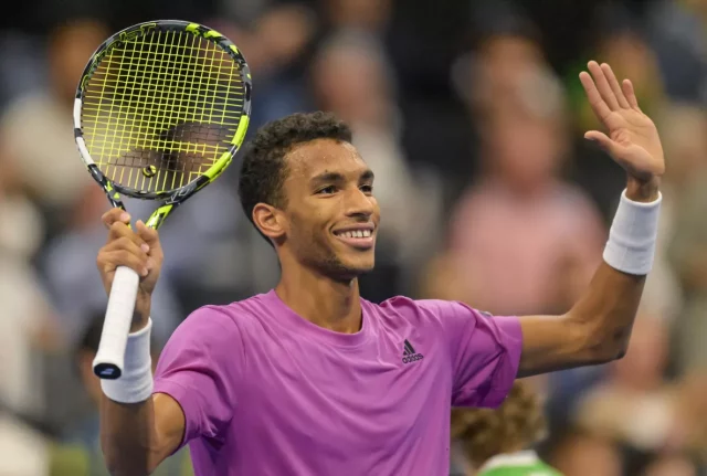 Auger Auger-Aliassime saluda luego de vencer a Alcaraz.
