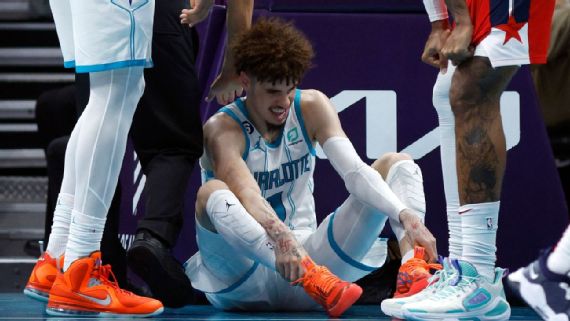 Ball abandonó el juego de pretemporada del lunes.