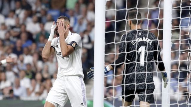 Karim Benzema se lamenta de oportunidad perdida.