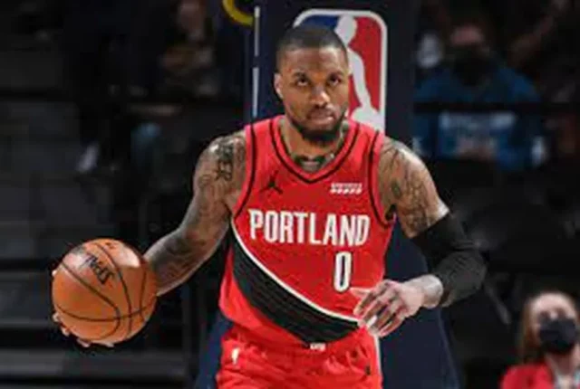 Damian Lillard, seis veces All-Star, apareció cojeando.