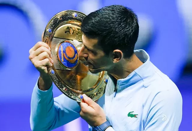 Djokovic Novak Djokovic besa el trofeo número 90 de su carrera.