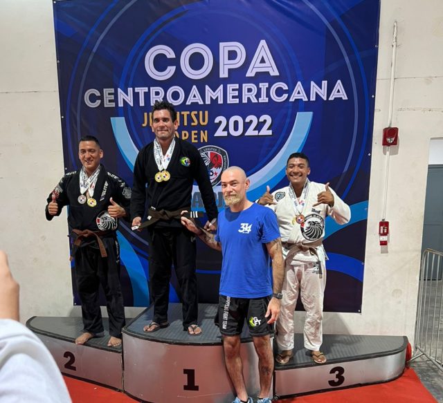 Edwin Edwin Castro logró tres medallas en jiu jitsu.