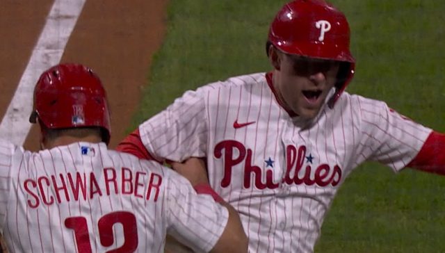 Filis Hoskins aportó dos vuelacercas, Kyle Schwarber dio un jonrón en solitario.