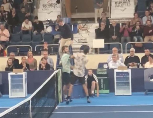 Golpes Acto vergonzoso entre los tenistas Corentin Moutet y Adrian Andreev.