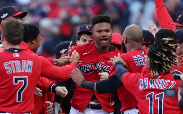 Guardians El novato Óscar González es felicitado tras ser el héroe del Cleveland.