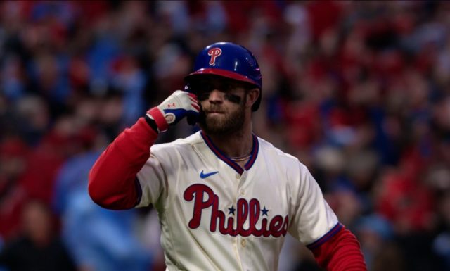 Harper Harper dio su quinto jonrón de la postemporada.