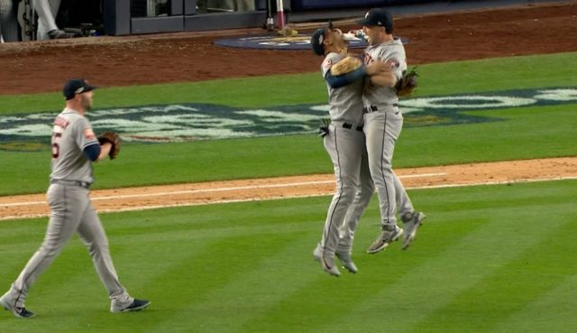 Houston Los Astros celebran su pase a la Serie Mundial tras barrer a los Yankees.