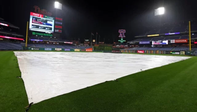 Juego 3 La lluvia obliga a posponer el partido en el Citizens Bank Park.