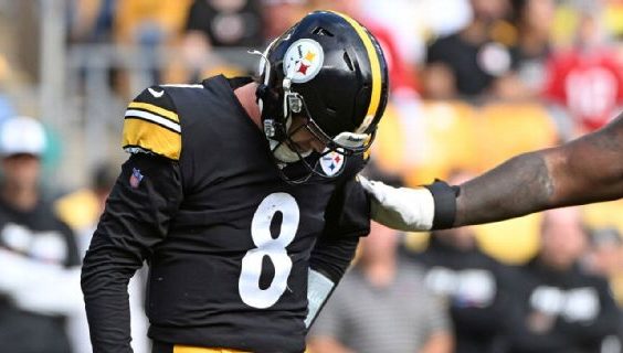 Kenny Pickett salió en partido contra los Buccaneers por un golpe en la cabeza.