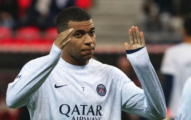 Mbappe Mbappé en un calentamiento del PSG y otra vez no se siente a gusto.