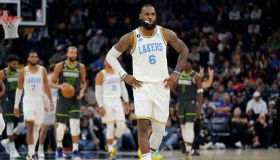 LeBro LeBron y Lakers siguen sin ganar en el inicio de la temporada.