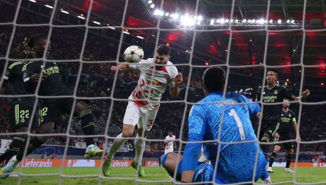 Leipzig Gvardiol remata a la red el primer gol del partido.