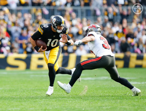 Mitch Mitch Trubisky de los Steelers lanzando 67 yardas en su labor.
