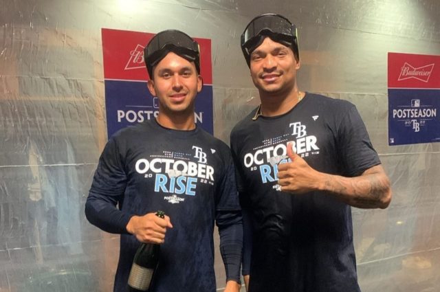 Javy Guerra y Christian Bethancourt en el béisbol grande de octubre.