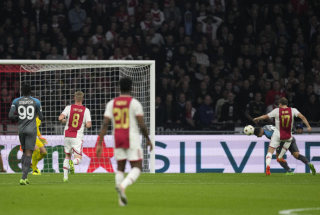 Raspadori marca su primer gol al Ajax en la Champions.