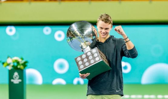 Rune Holger Rune niega a Stefanos Tsitsipas el trofeo de Suecia.