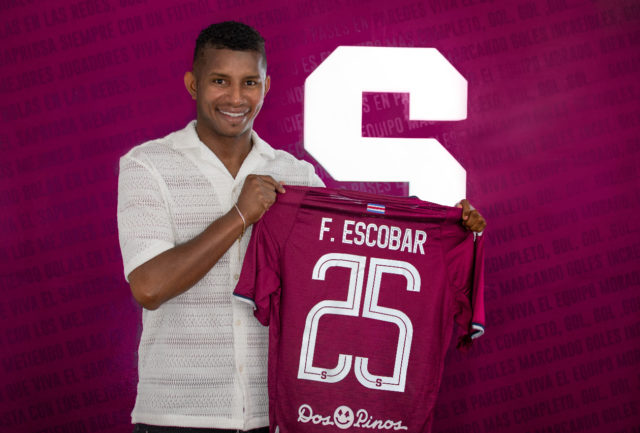Fidel Escobar renueva con Saprissa hasta el 2025 tras buen desempeño.
