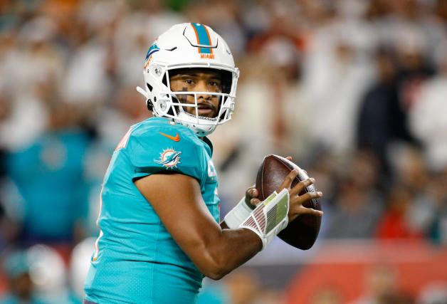 Tago Tagovailoa regresó a jugar contra los Buffalo Bills después de recibir un aparente golpe en la cabeza.