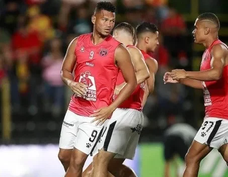 Rolando Blackburn sigue sin goles en el fútbol tico.