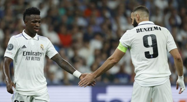 Vinicius Jr. saluda a Benzema en partido ante el Shakhtar.