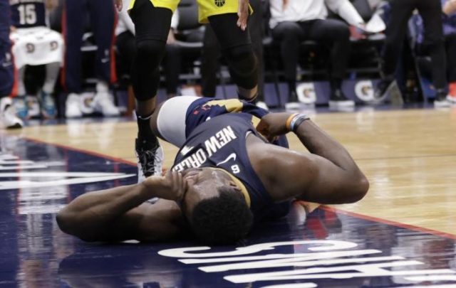 Zion Zion se duele tras un trompazo en la cadera en el Pelicans-Jazz.