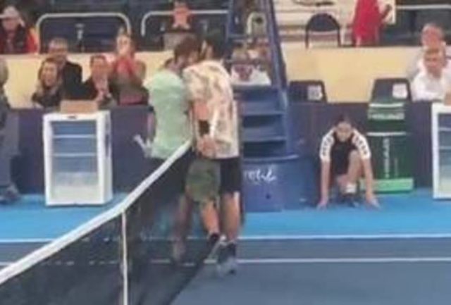 enganche Dos tenistas se pelean en la red tras saludarse al final del partido.