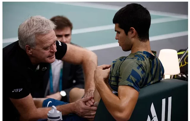 Alcaraz siendo atendido por el fisioterapeuta de la ATP.