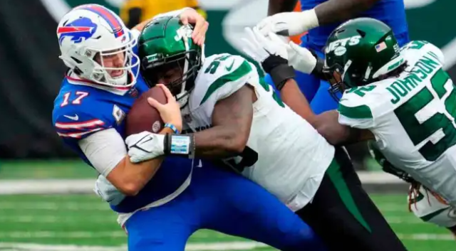 Allen Allen fue tacleado por el liniero defensivo de Jets Bryce Huff,